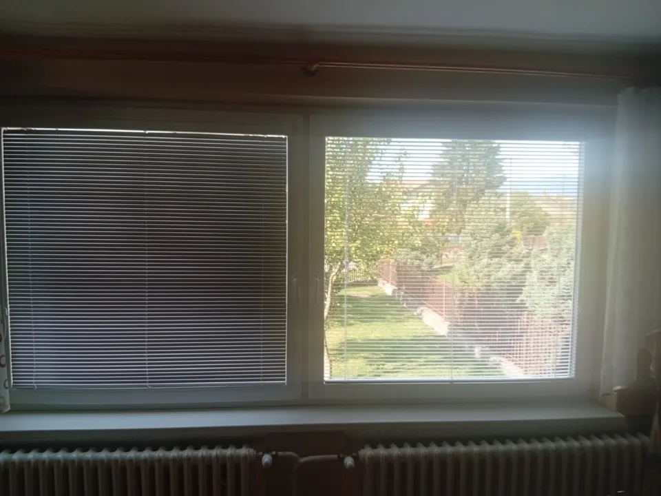 Horizontálne žalúzie namontované na oknách zákazníka
