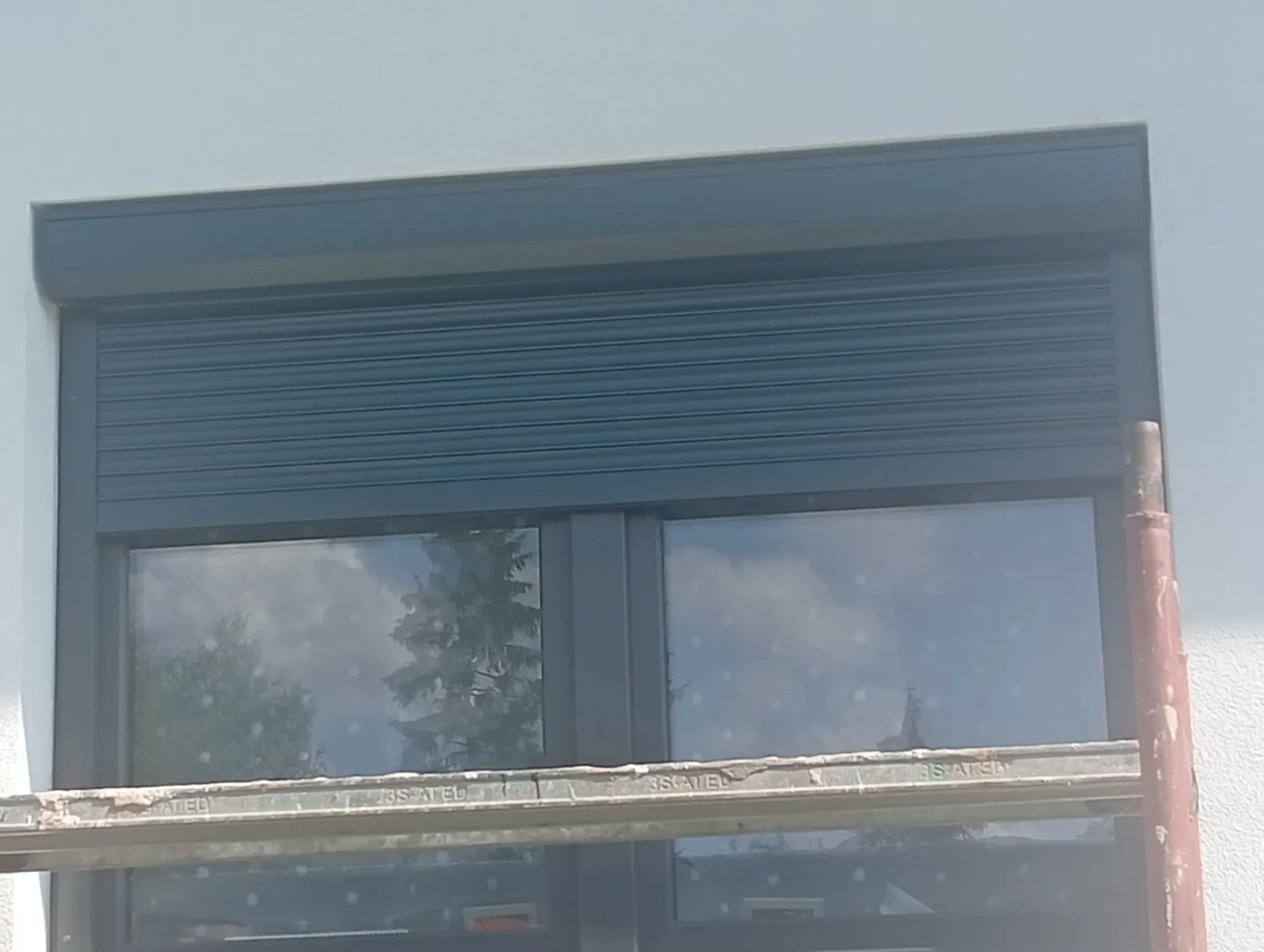 Vonkajšia roleta nad oknom